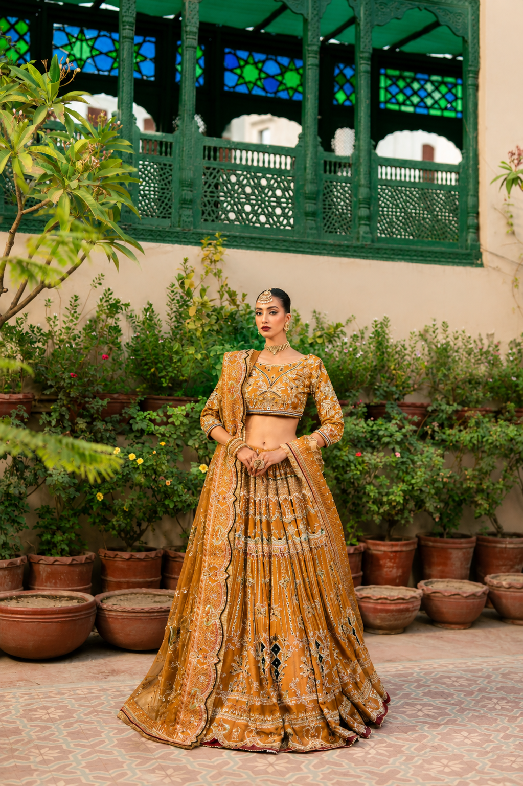 Zehba-e-Sunehri (Golden Elegance)