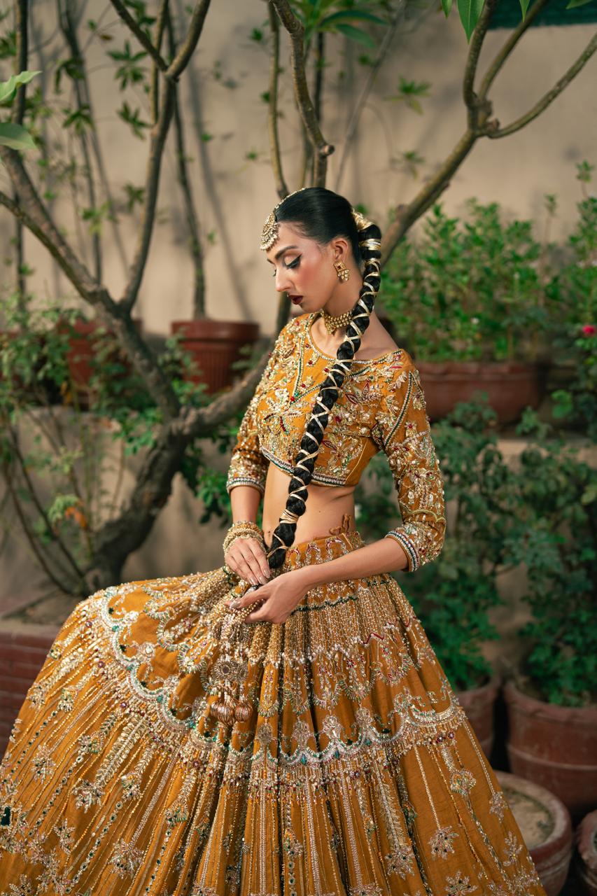 Zehba-e-Sunehri (Golden Elegance)